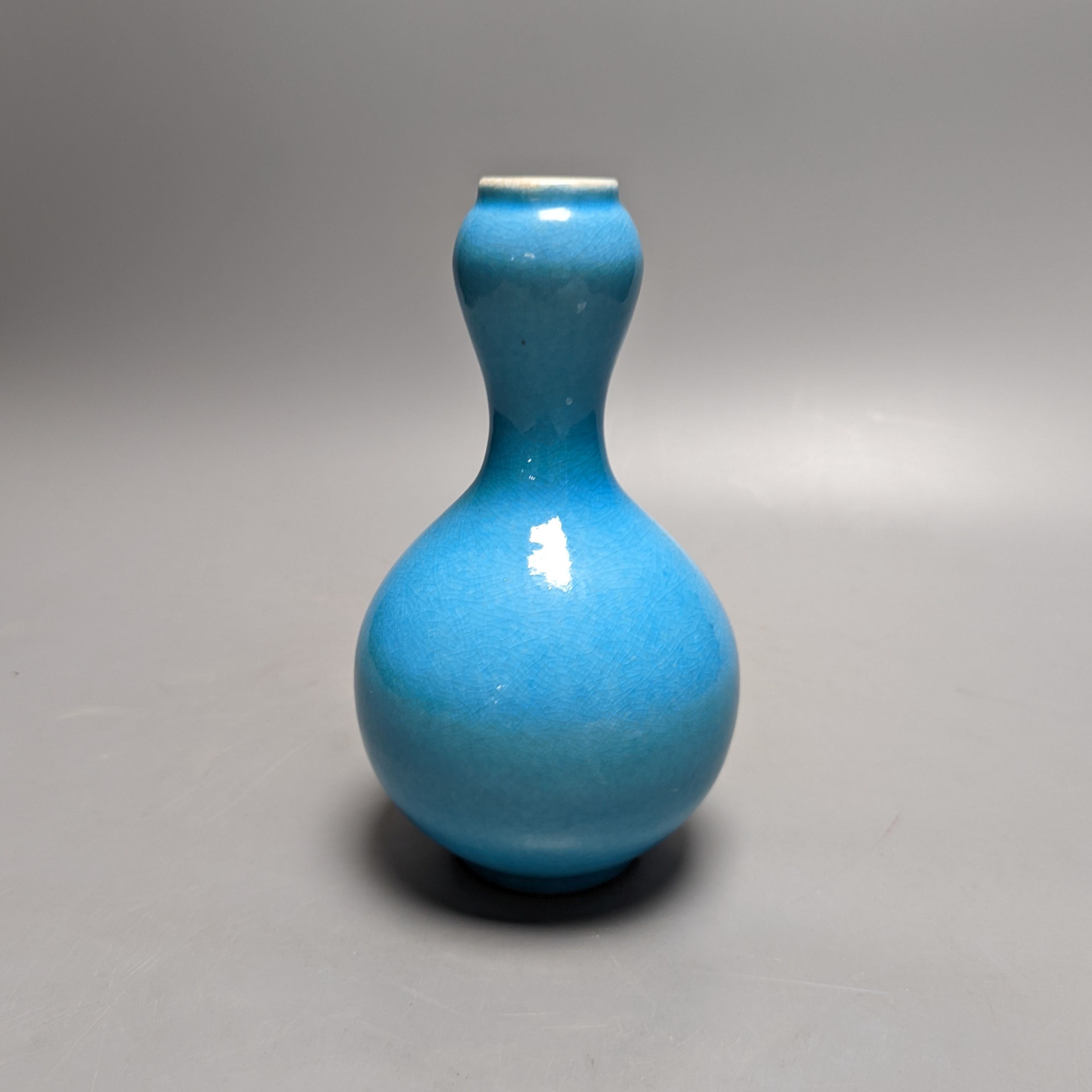A Chinese turquoise crackle glazed double gourd vase 19cm